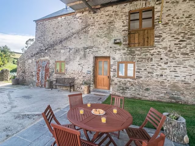 Tawny cottage dining area, Woodbury farm cottages