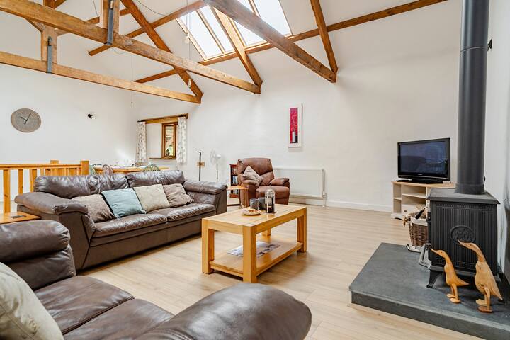 Outside area dining area at Woodbury farm cottages