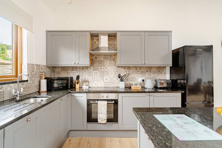 Tawny cottage kitchen, Woodbury farm cottages