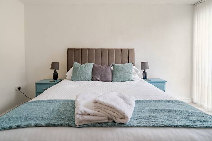 King size bedroom with en-suite at Woodbury farm cottages