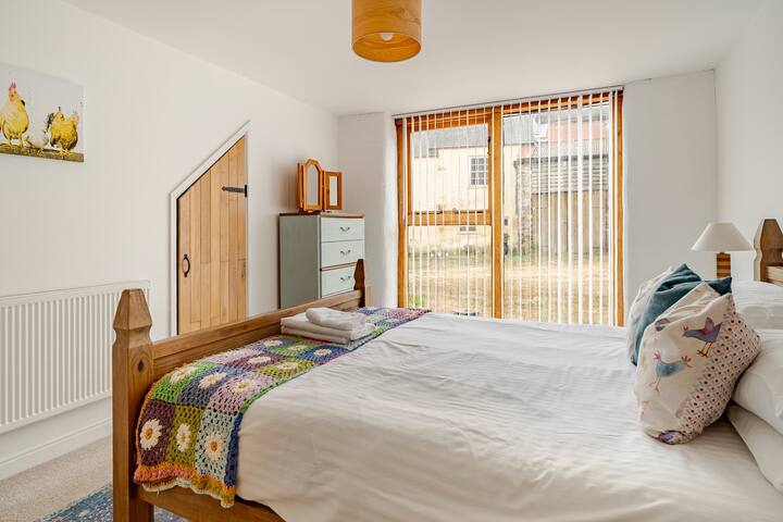 Twin bedroom at Woodbury farm cottages