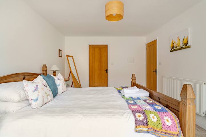Kingsize bedroom at Woodbury farm cottages