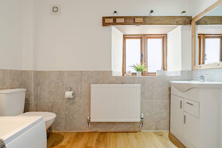 Shower at Woodbury farm cottages
